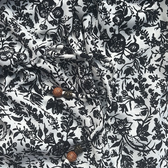 ☀️ Strapless Black and White Floral Romper - Picture 3 of 7